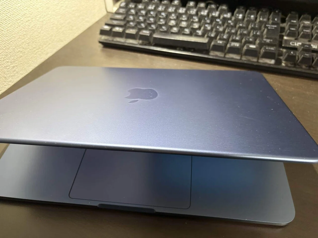 写真では伝わらないMacBook Neoインディゴのカラーの質感の魅力