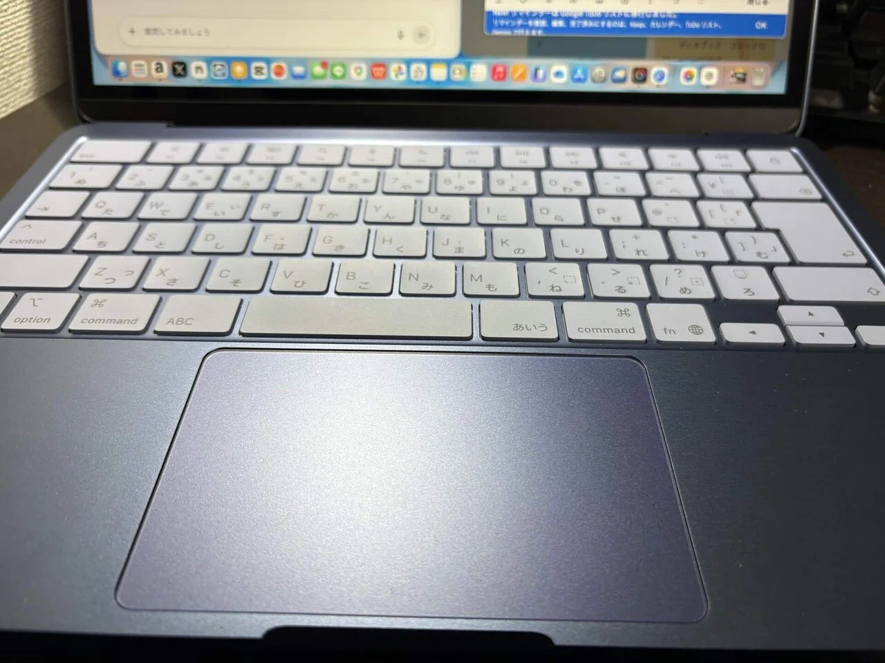 写真では伝わらないMacBook Neoインディゴのカラーの質感の魅力
