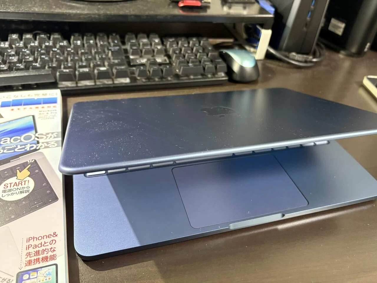 写真では伝わらないMacBook Neoインディゴのカラーの質感の魅力