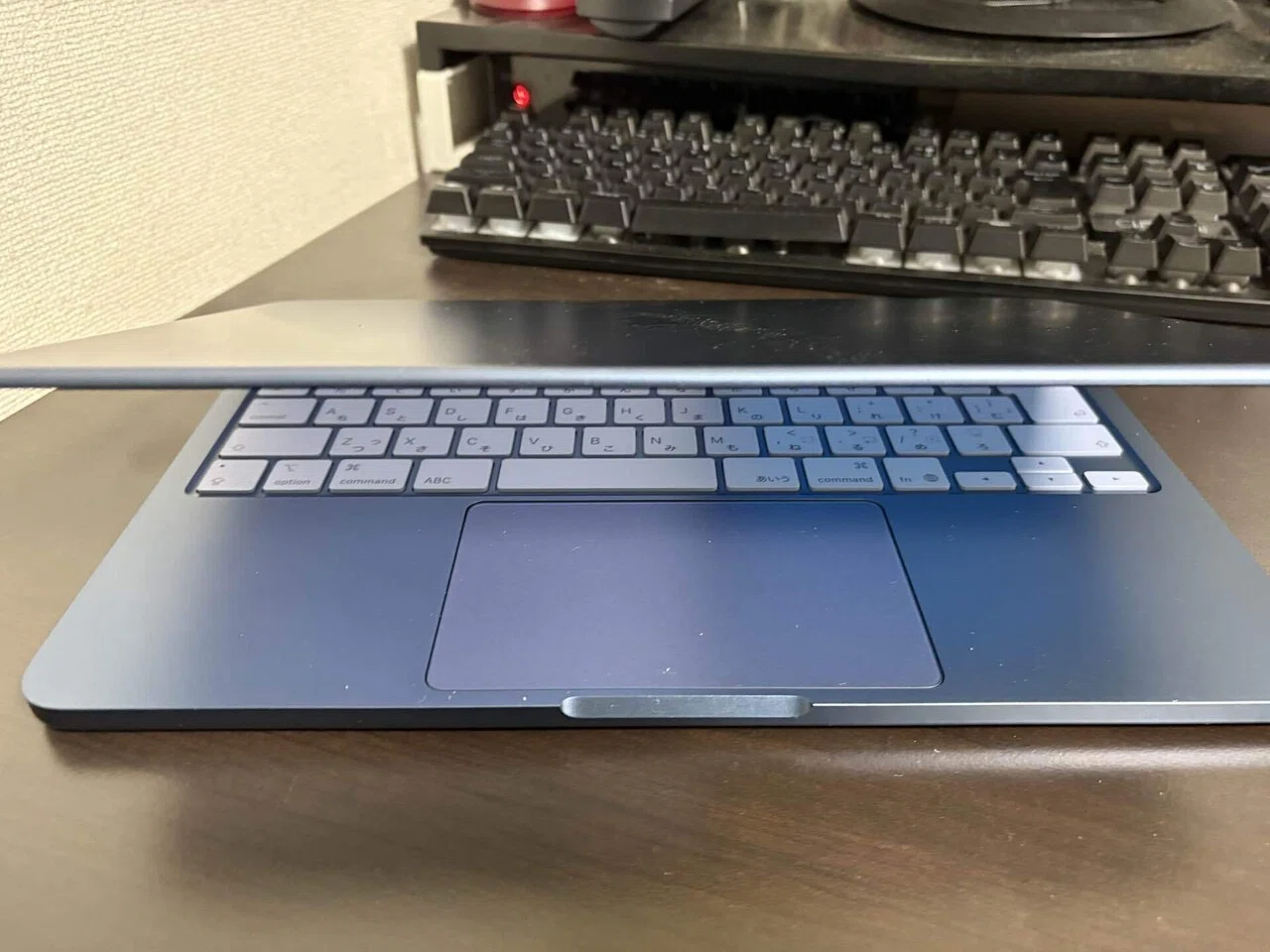 写真では伝わらないMacBook Neoインディゴのカラーの質感の魅力