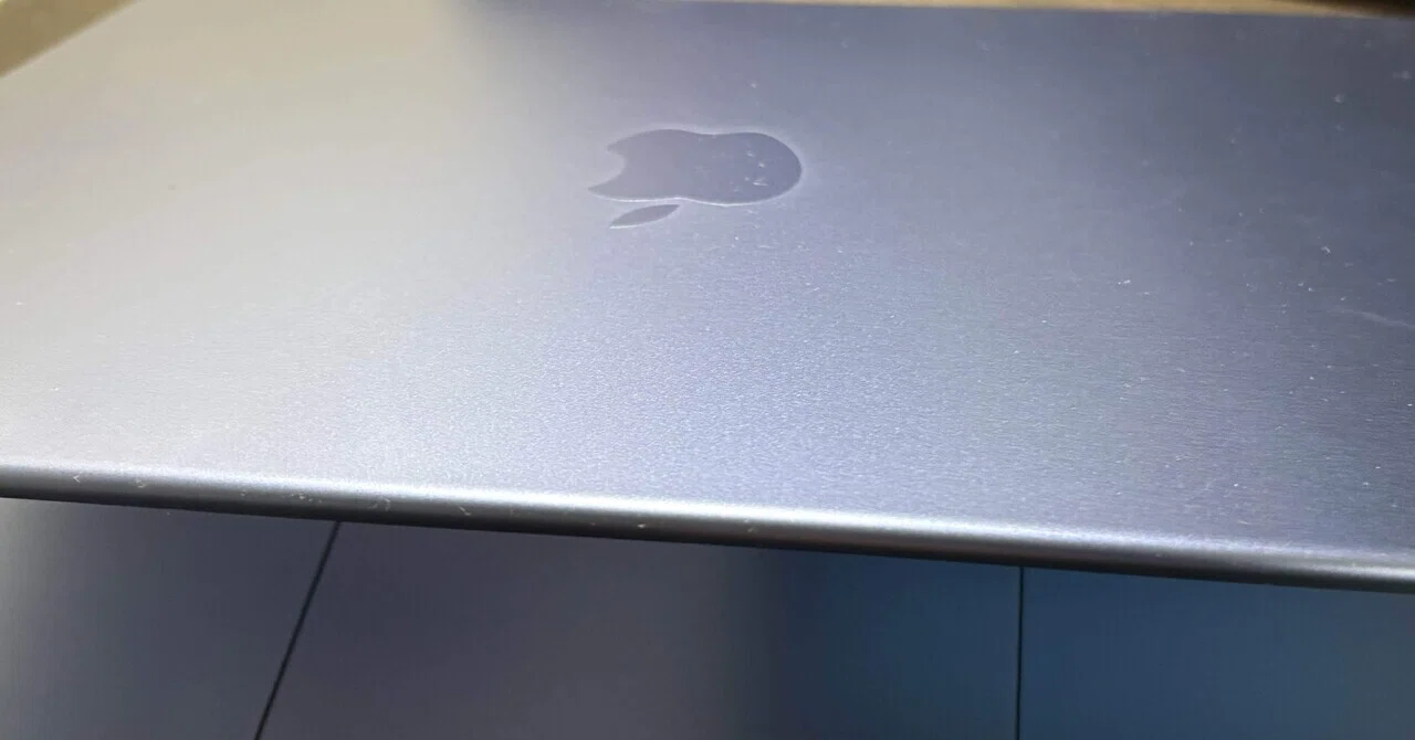写真では伝わらないMacBook Neoインディゴのカラーの質感の魅力