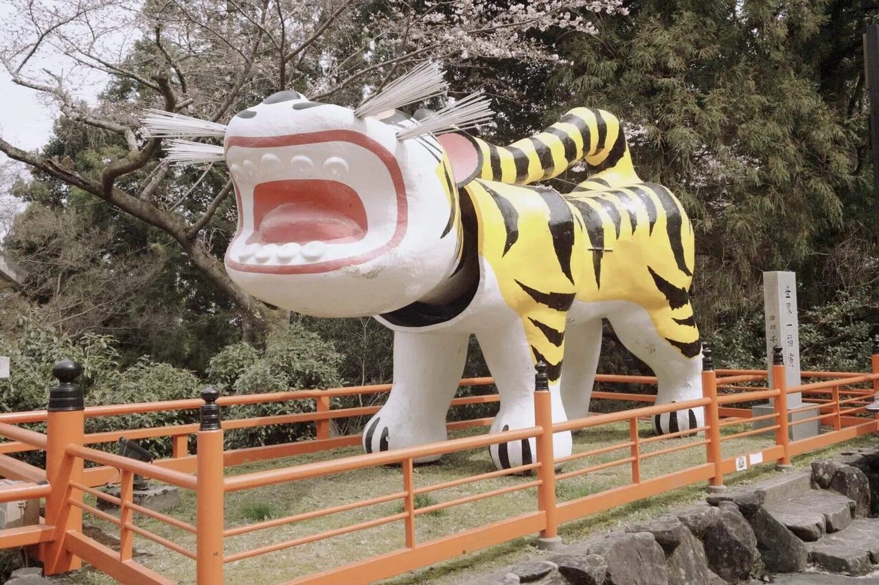 虎だらけのお寺で、商売繁盛を願ってきた｜あやめし