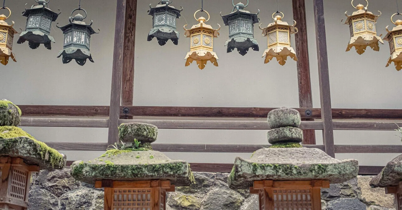 祈りの灯籠に囲まれて ｜ 春日大社｜孤景
