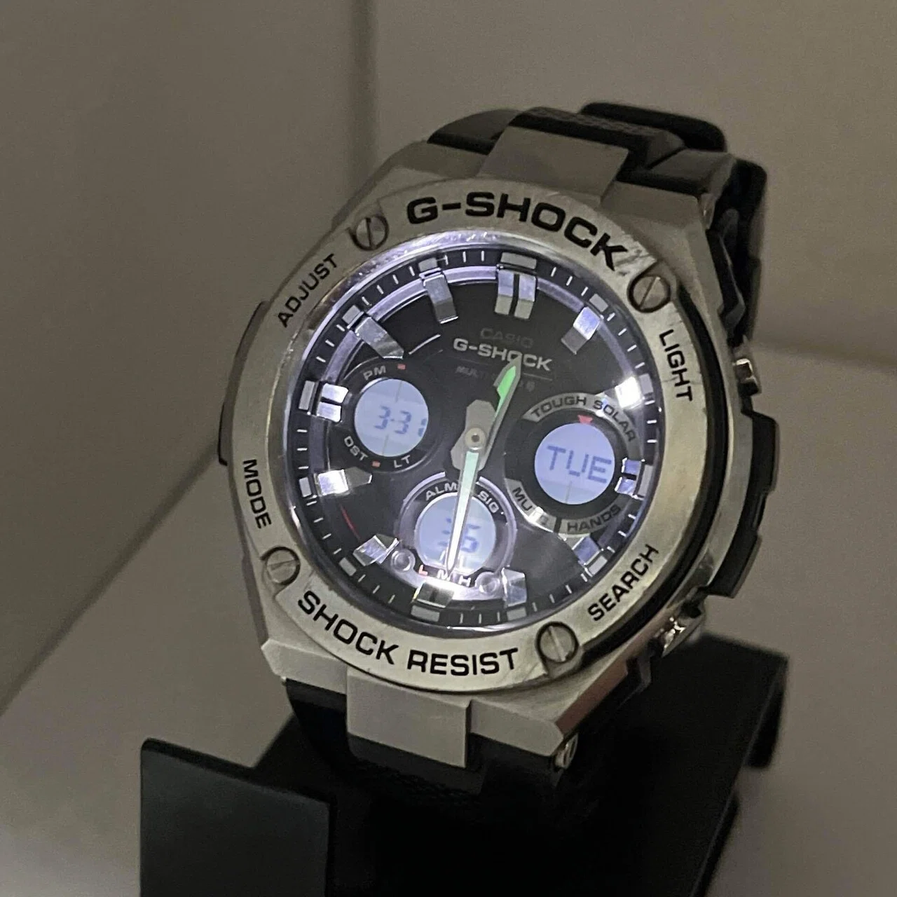 鉄の強さと機能美。G-SHOCK「GST-W110」が魅せる、大人の道具感