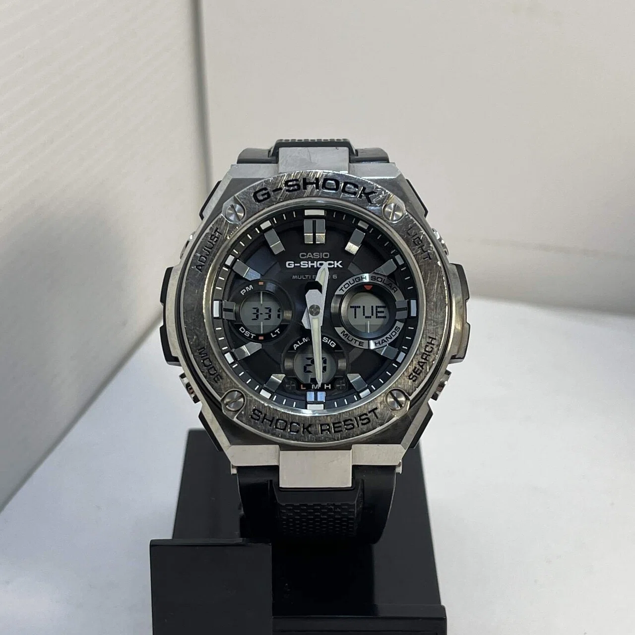 鉄の強さと機能美。G-SHOCK「GST-W110」が魅せる、大人の道具感