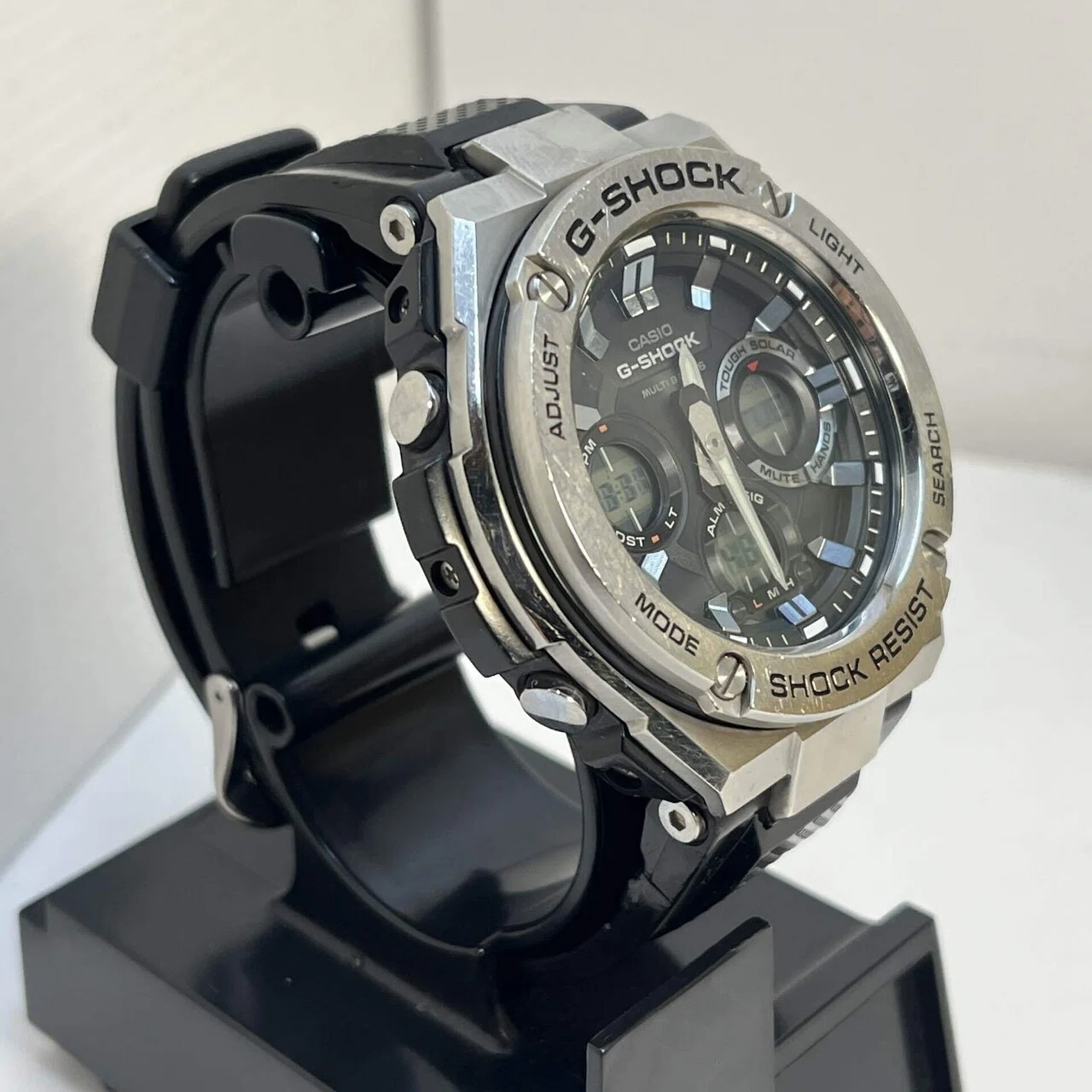 時計 G-SHOCK GST-W110 鉄の強さと機能美。G-SHOCK「GST-W110」が魅せる、大人の道具感