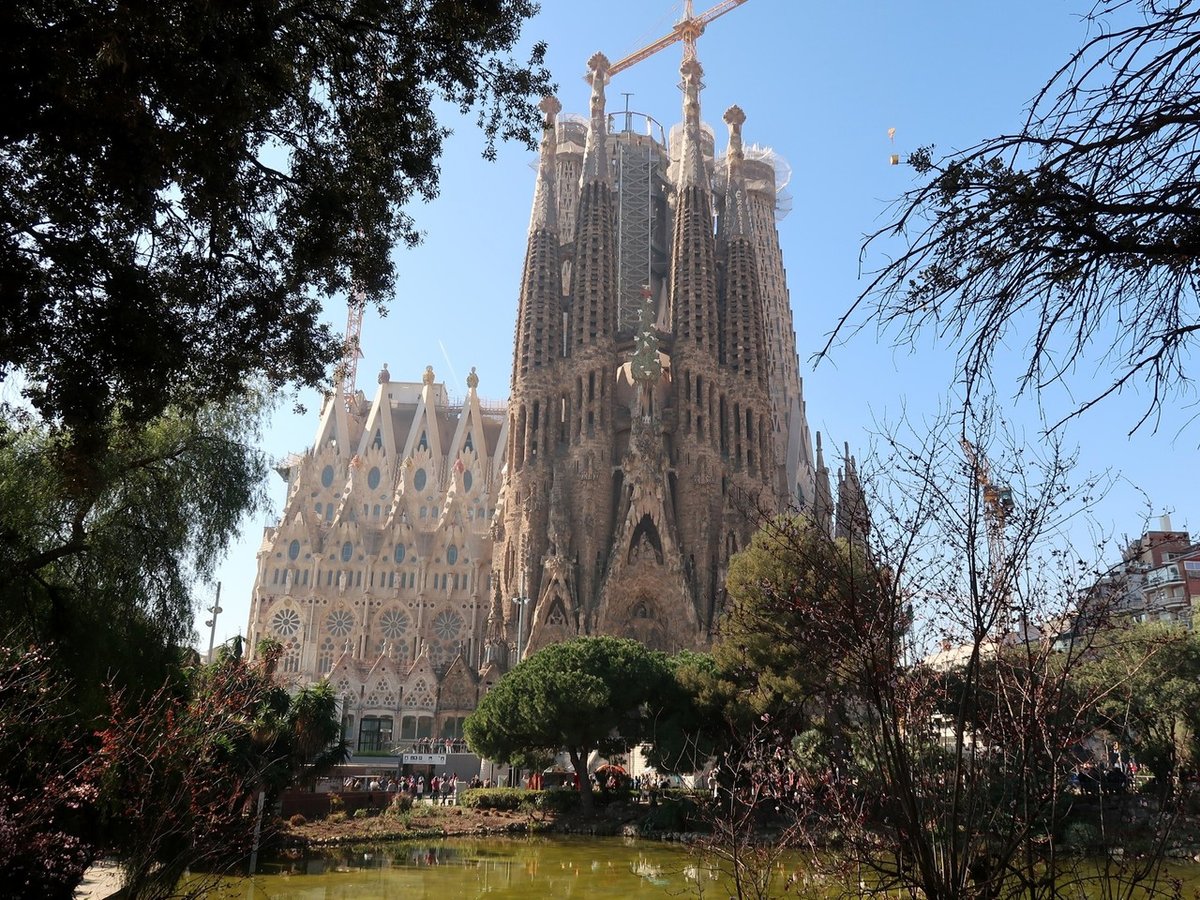 スペイン バルセロナ マドリッド ガウディー 建築 現地購入 バルセロナで建築家ガウディの世界遺産を観る - まっぷるウェブ