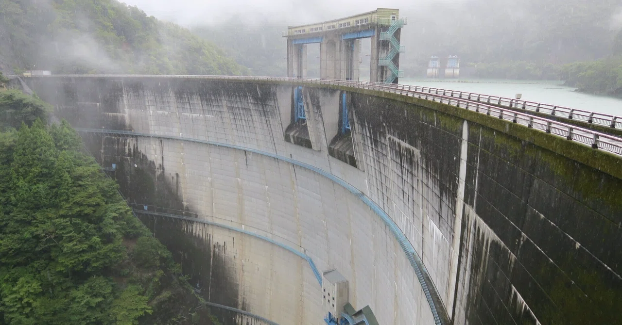 Shin-Toyone Dam [Toyone Village, Aichi Prefecture A] | 116.5m high, the ...
