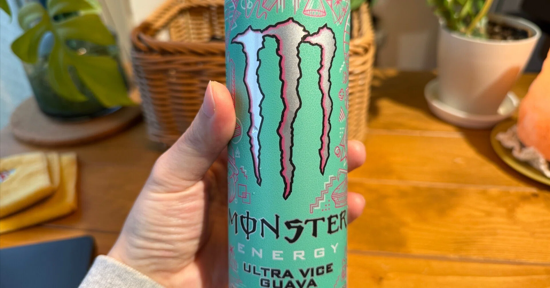 正直レビュー】モンスター ウルトラバイスグァバ飲んでみた｜fast_seal