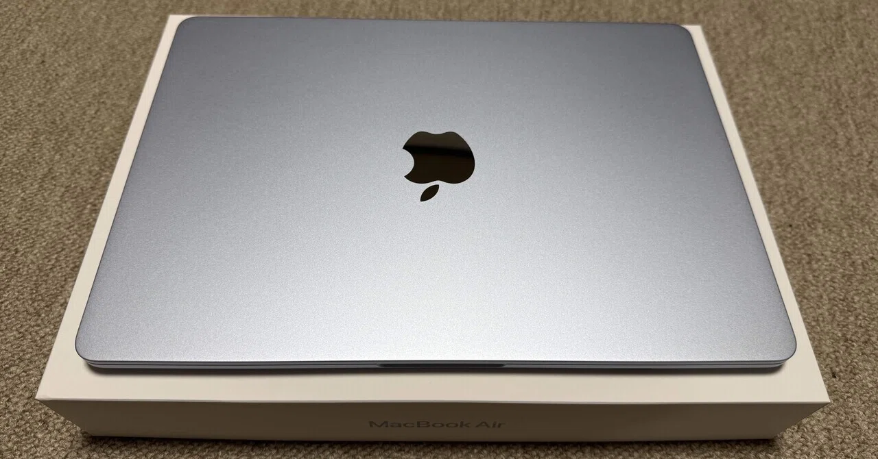 新しく、MacBook Airのスカイブルーをお迎えした｜moe | カメラ好き