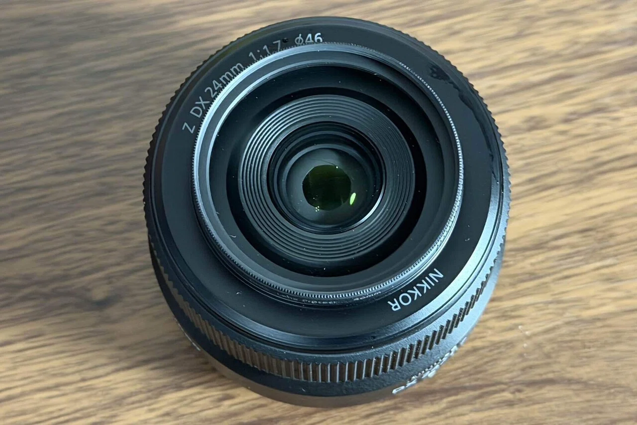 Nikon Z50 ボディと NIKKOR DX 24mm f/1.7 レンズ Nikon Z DX 24mm f/1.7 Review | A Classic 35mm Prime For Crop Sensors