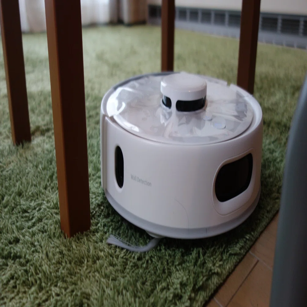 午後1時のちいさな同居人。白いロボット掃除機と暮らして気づいたこと