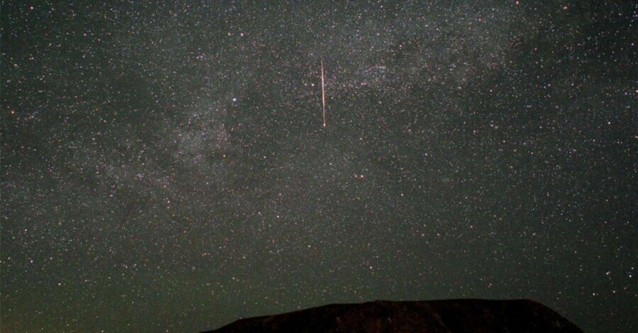 赤い流星 赤い光の海に浮かぶ若い星々と暗黒の雲、“ケンタウルス座”の輝線