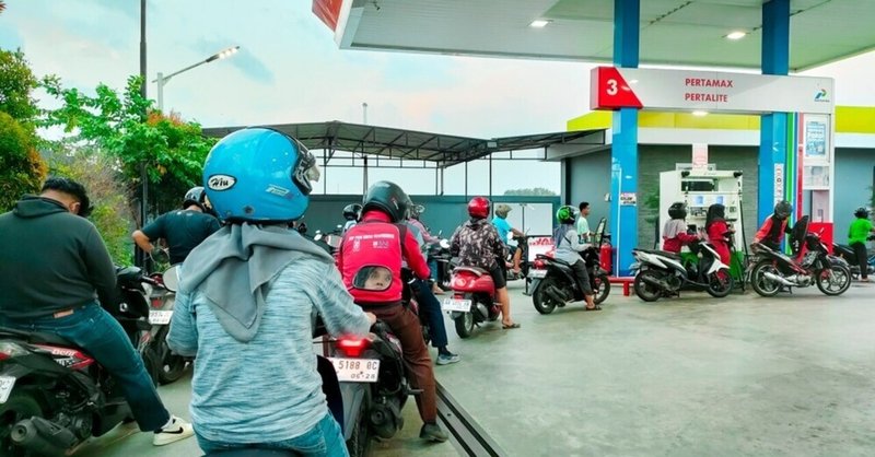 産油国がガソリンを制限した日　インドネシア「在宅勤務令」が示すエネルギーの罠