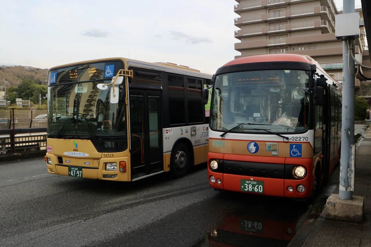 神姫バス】学園都市駅前にて「にじ色バス」を見送る｜垂水の止利