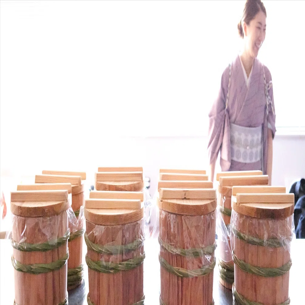 木桶と向き合い、時の流れを醸す。一生ものの味噌仕込み｜神楽坂発酵