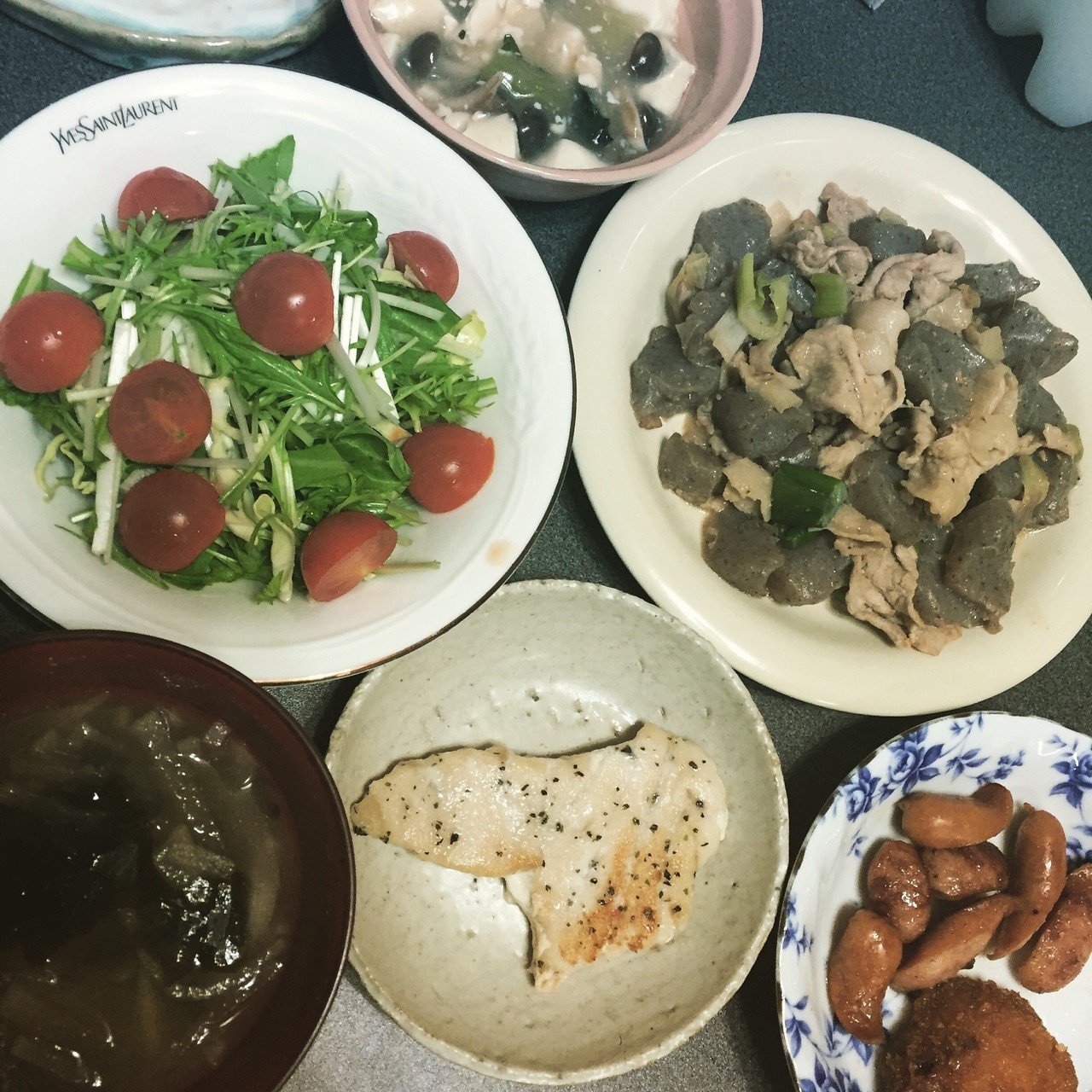 今日のおうちごはん 水菜とミニトマトのサラダ こんにゃくと豚コマの味噌ピリ辛炒め カジキマグロのバジルオイル焼き 昨夜の小松菜と豆腐の和風あんかけ お 味噌汁 甘辛チキンカツ 今朝のお弁当のシャウエッセ あおにーな Note