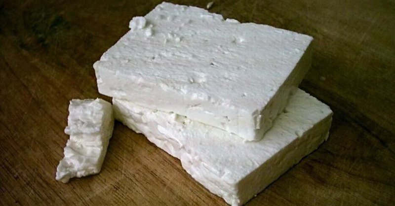 ウイルスが奪うギリシャの「白い黄金」　 家畜感染症が直撃するフェタチーズと山地牧畜の地理