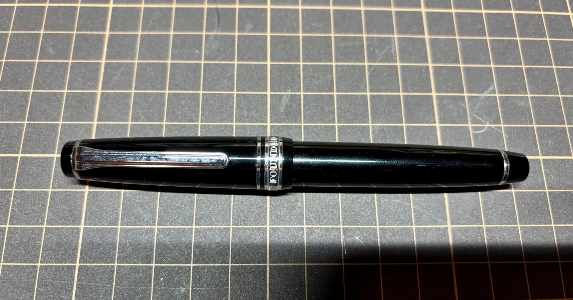 セーラー万年筆 プロフェッショナルギア 銀 H-M 一箇所傷あり セーラー万年筆 プロフェッショナルギア 銀 H-M 一箇所傷あり