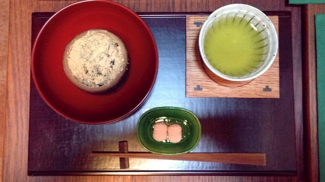 京都の老舗旅館俵屋がプロデュースするカフェ、遊形サロン・ド・テ。こちらが2000円のわらび餅セットでございます……！お茶は抹茶、煎茶、ほうじ茶が選べます。お茶にぴったりな和三盆付き。