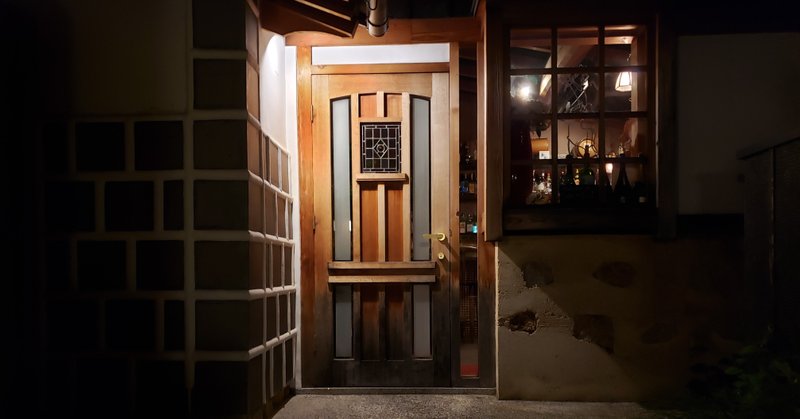 夜の美観地区に佇む隠れ家バー。日本最高峰のバーテンダーが創るここにしかない1杯