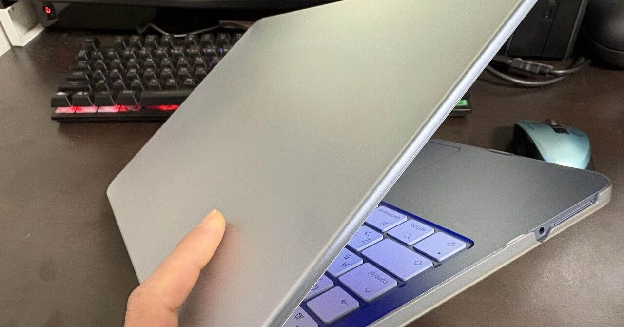 MacBook Neoインディゴにカバーを装着してみた。傷は防ぎたい、でも