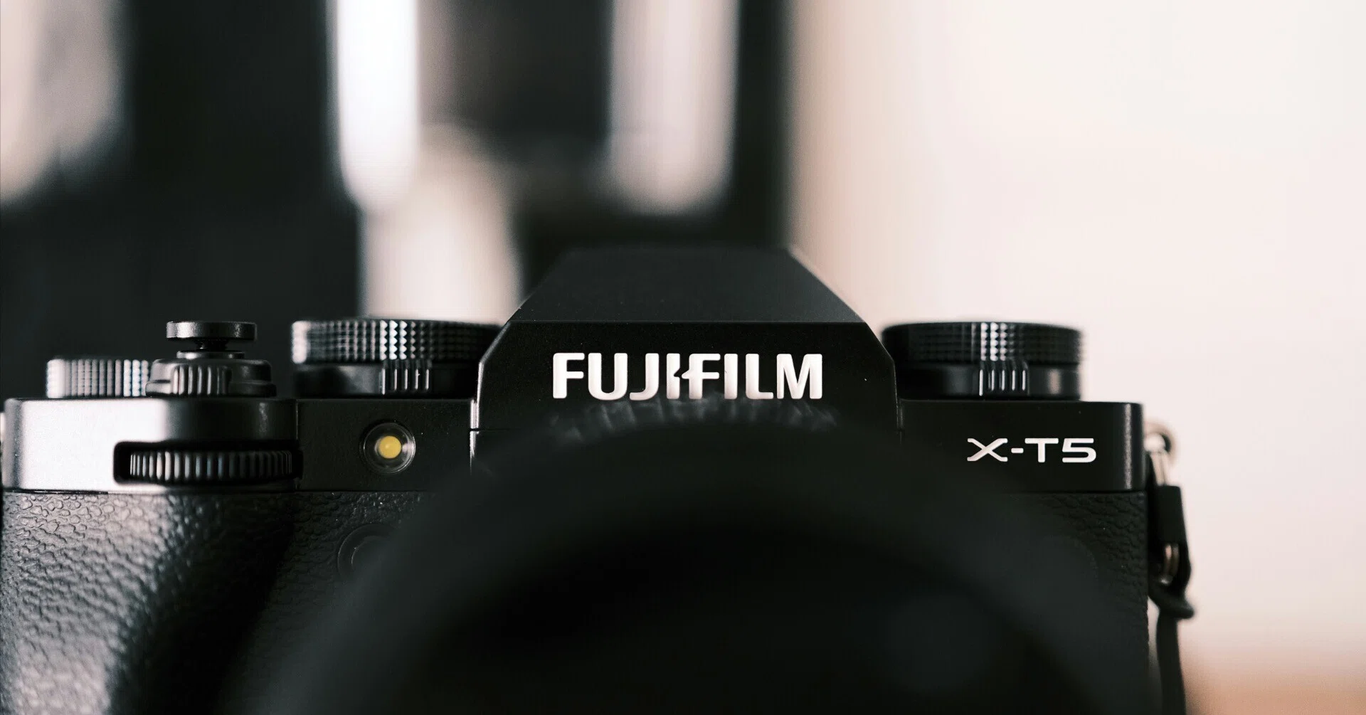 保存版】Nikon ZfとFUJIFILM X-T5の違いは？どっちを買うべきか徹底