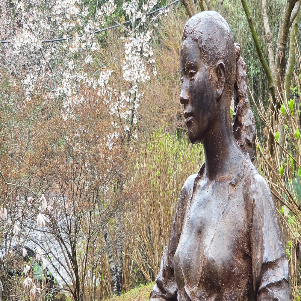 ブロンズ像ランプ　本土のみの方　本土のみの方 ブロンズ像の視線の先に桜｜ふみぞう