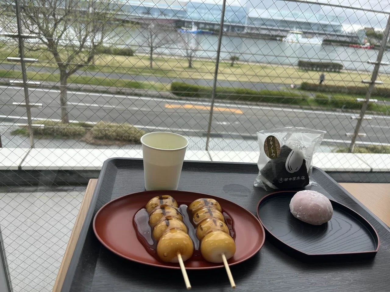 新潟スイーツ】出来立ての温かいみたらし団子と桜 〜信濃川左岸の桜と