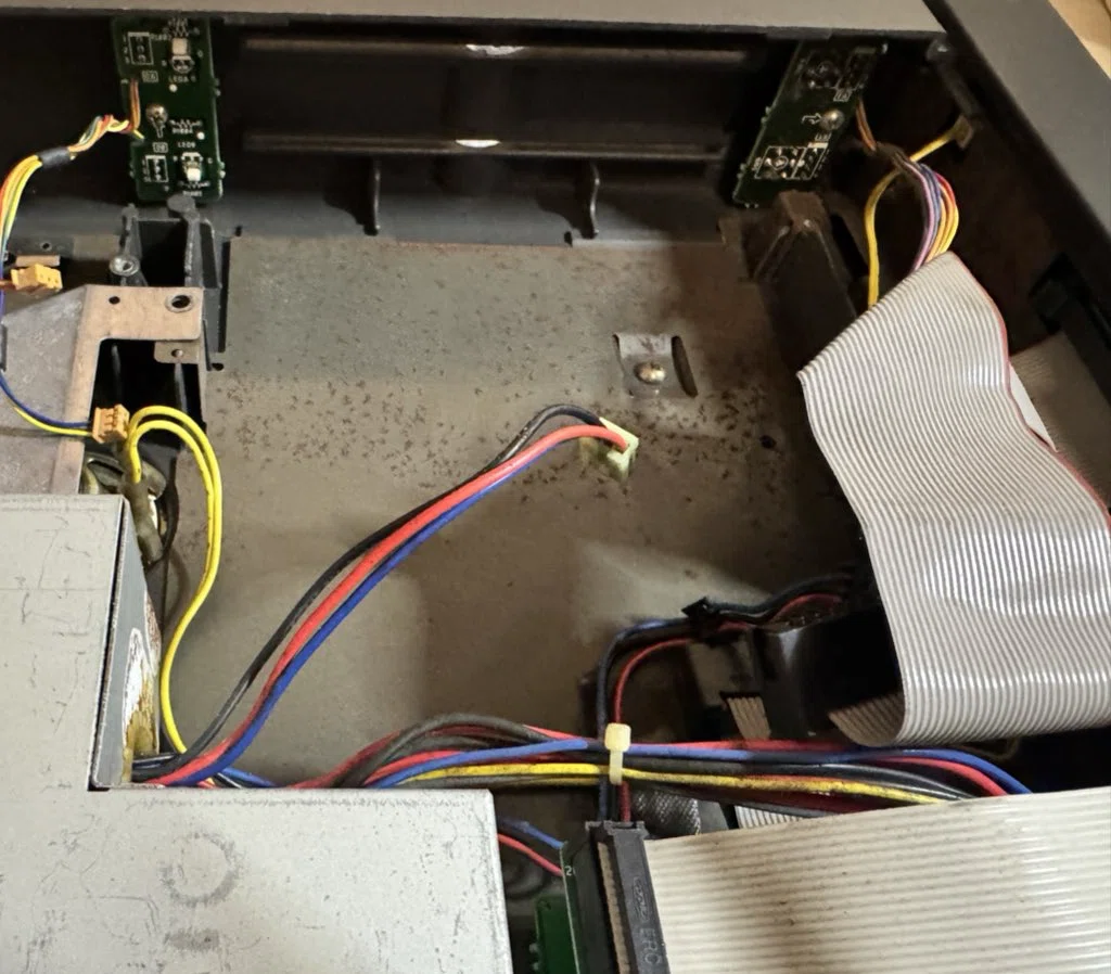 X68000 XVI 修理記録② - 分解 - ー 殻を開けたら、そこは「絶望」の