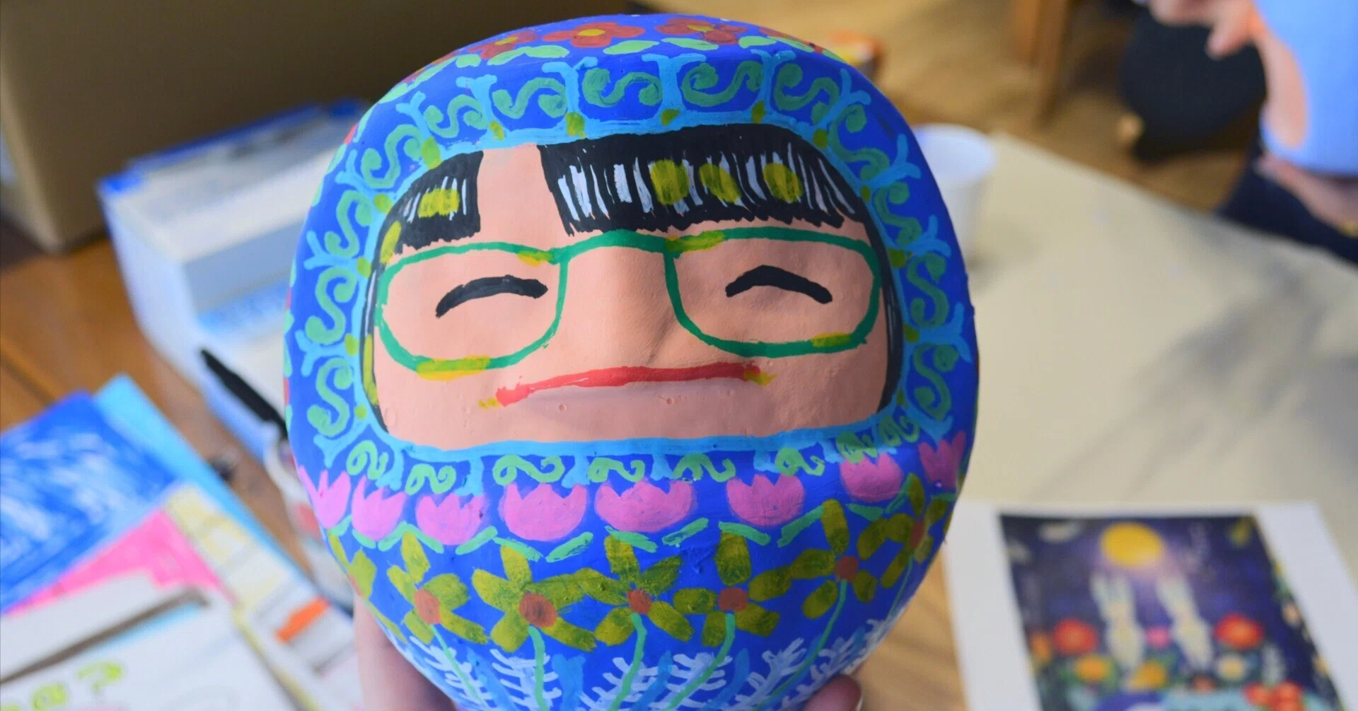 ありがとう」を世界に一つのアートに。永年勤続表彰「アートだるま」が