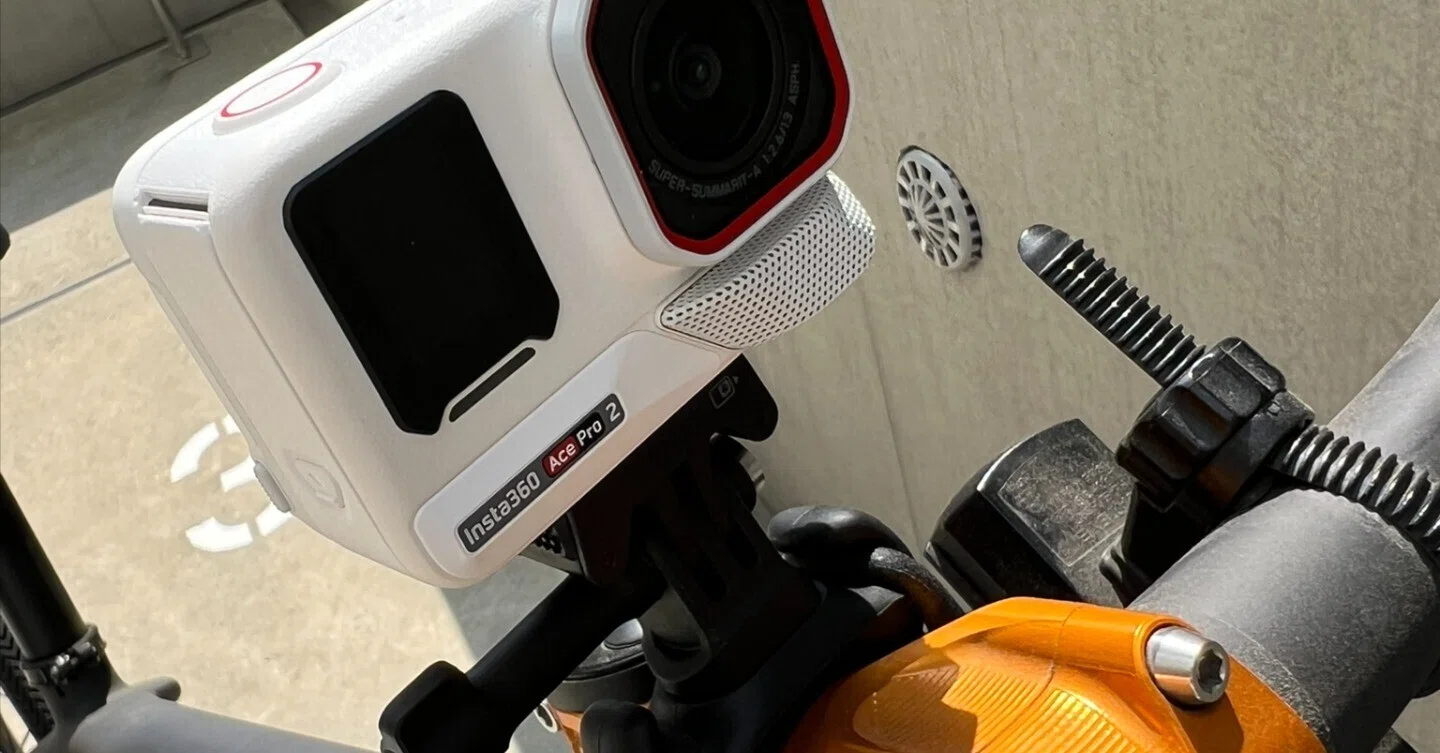 Insta360 Ace Pro 2 - フレキシストラップマウントがすごい！｜さと