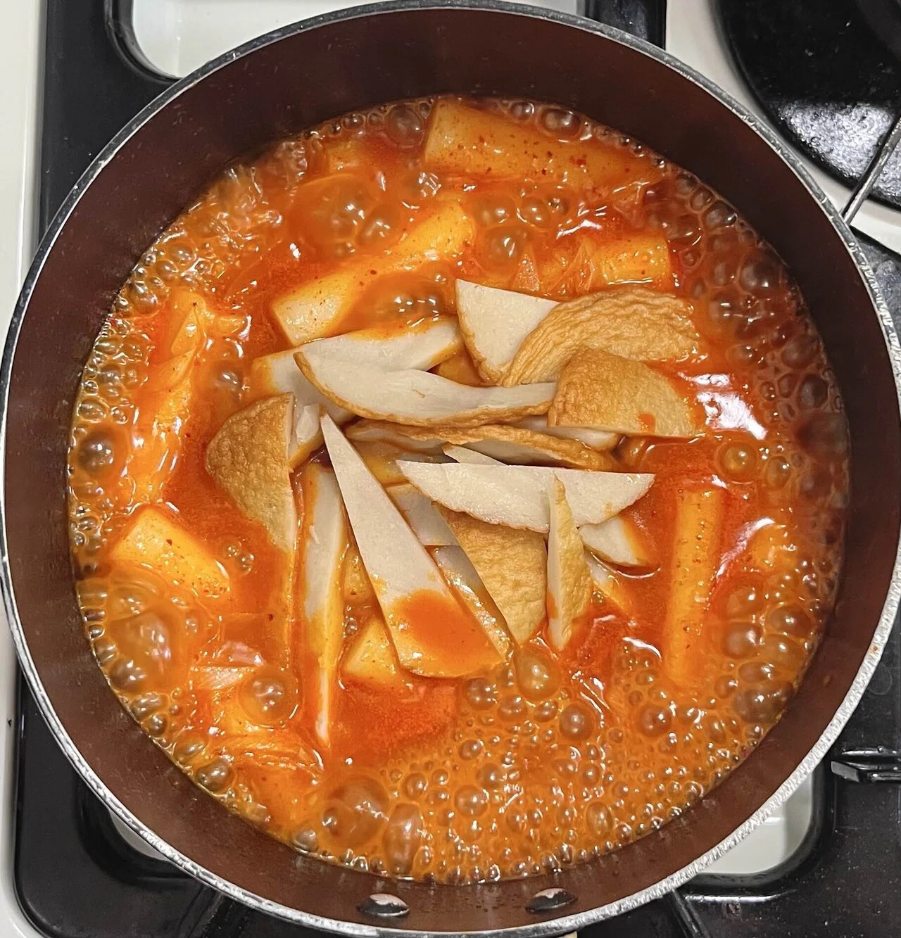 レシピ】 トッポギ (떡볶이)｜焦がしネギ油とコチュジャンでしっかり
