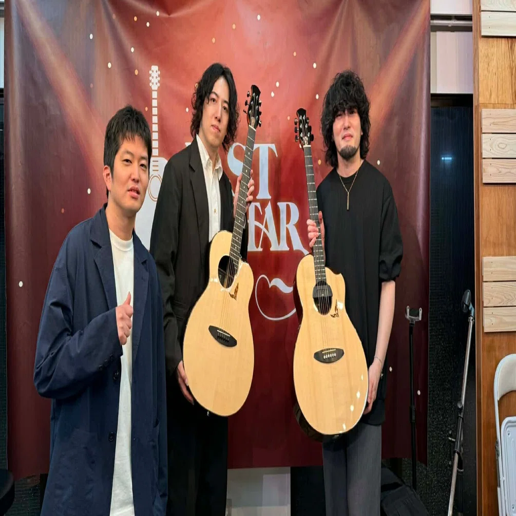 お店演出用に！★彫刻ギター「人目を引くためのオブジェ」　カフェラウンジや舞台に♪ 音楽イベント開催】「WIRED CAFE」が新しい音楽体験の舞台に | カフェ