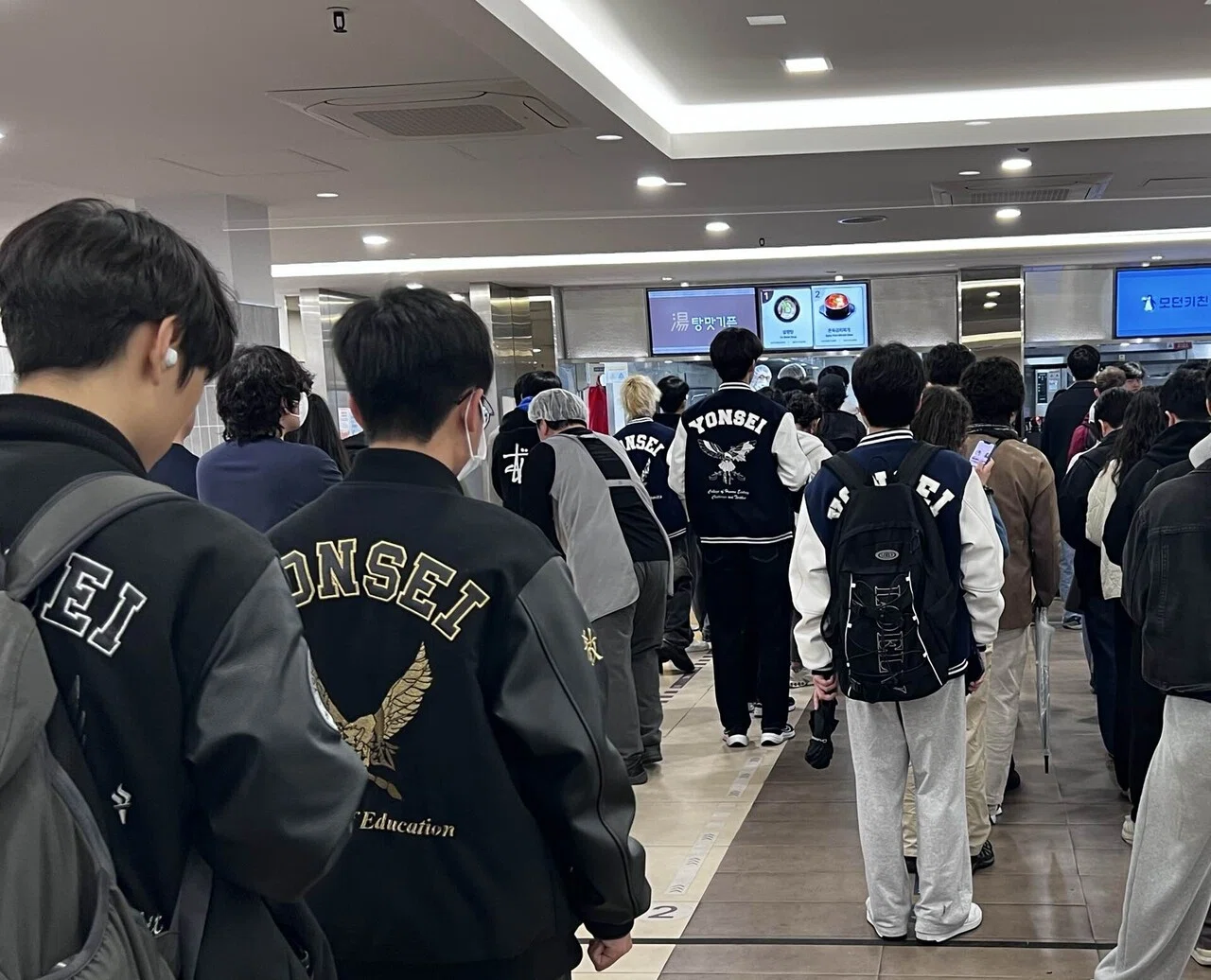 17 🇰🇷✨ 冬のソウルでよく見かける「大学ジャンパー文化」って？｜KenKen