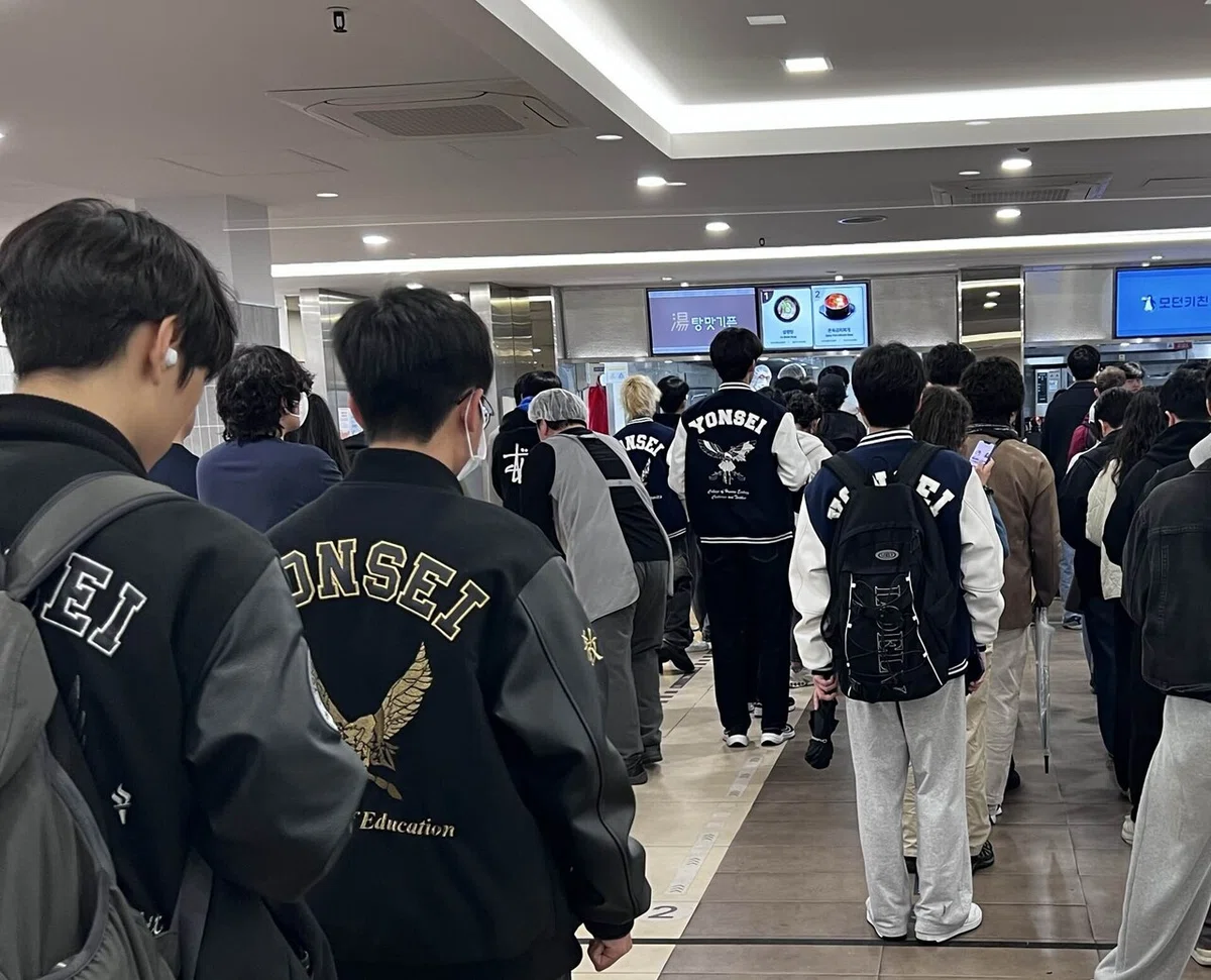 17 ??✨ 冬のソウルでよく見かける「大学ジャンパー文化」って？｜KenKen