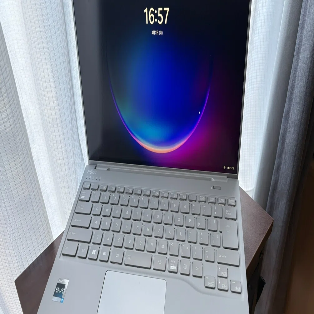 究極の軽さ、究極のそこそこの性能【LIFEBOOK UH90/H1】｜イア