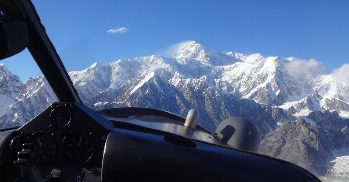 デナリ、マッキンレー山の上空に出た、赤いオーロラのイメージ滅多に見