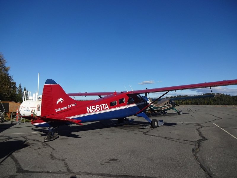 登場するセスナの写真。赤と青の機体で、10人乗り