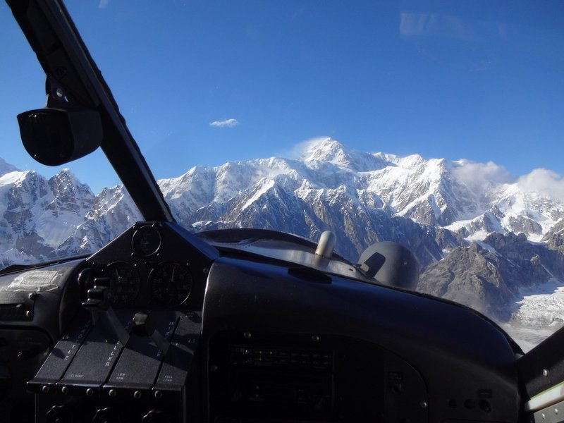 セスナからの外観写真。デナリ山の最高地点が見えてきた