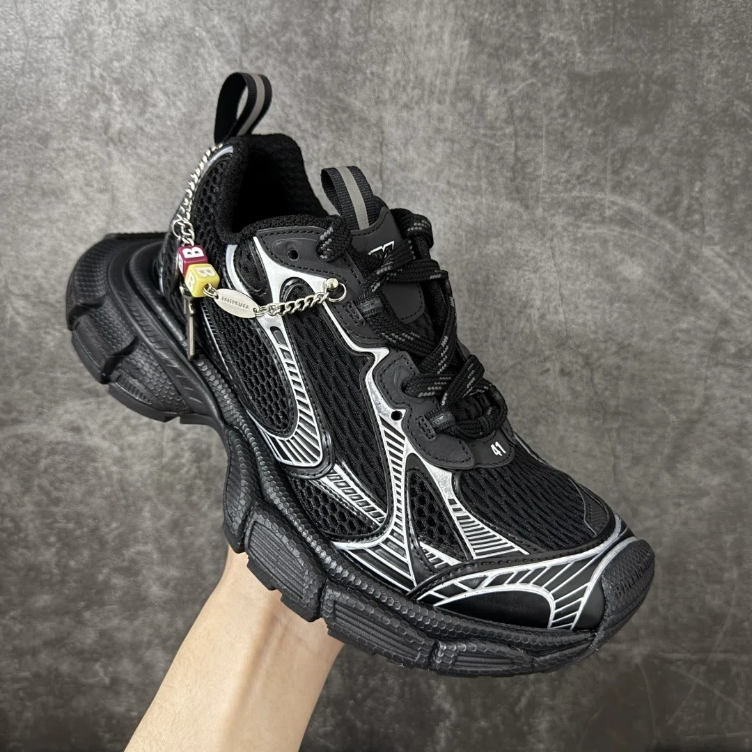 バレンシアガ 3XL スニーカー（チャーム付き）734734W3XCN1000｜Fog Kicks