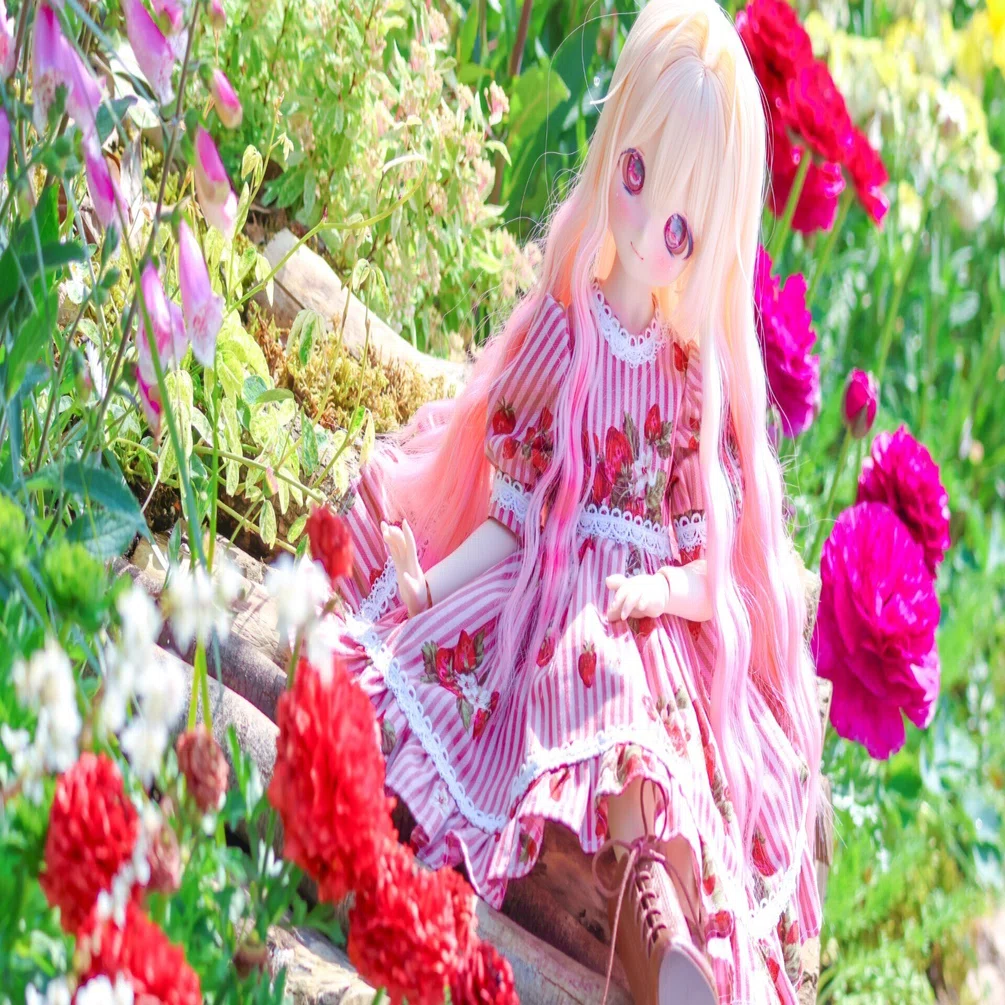 ミニチュアドール服　ハンドメイド☆いちご柄 ドール服】いちごワンピ、もうすぐ販売します🍓｜なつき