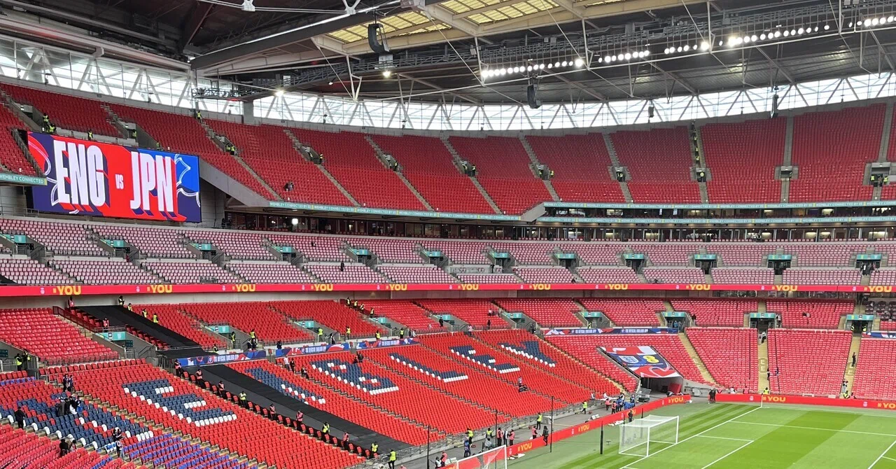 聖地Wembly stadium 日本代表🏴󠁧󠁢󠁥󠁮󠁧󠁿🇯🇵｜サッカーが好きな犬