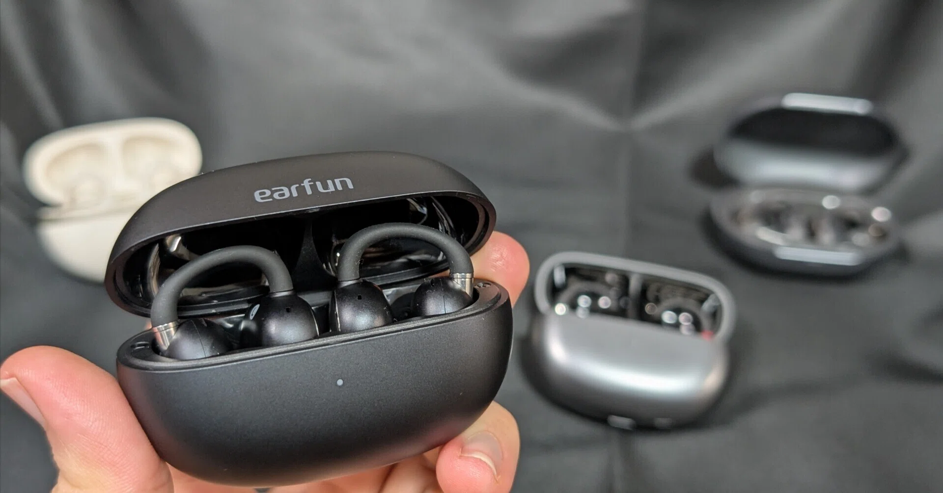 レビュー】EarFun Clip 2が「ながら聴き」の正解。ワイヤレス充電と