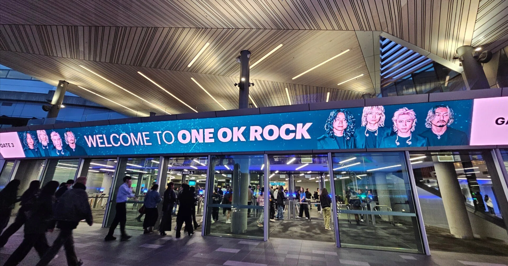 This is my life. ウルル(エアーズロック)とONE OK ROCK