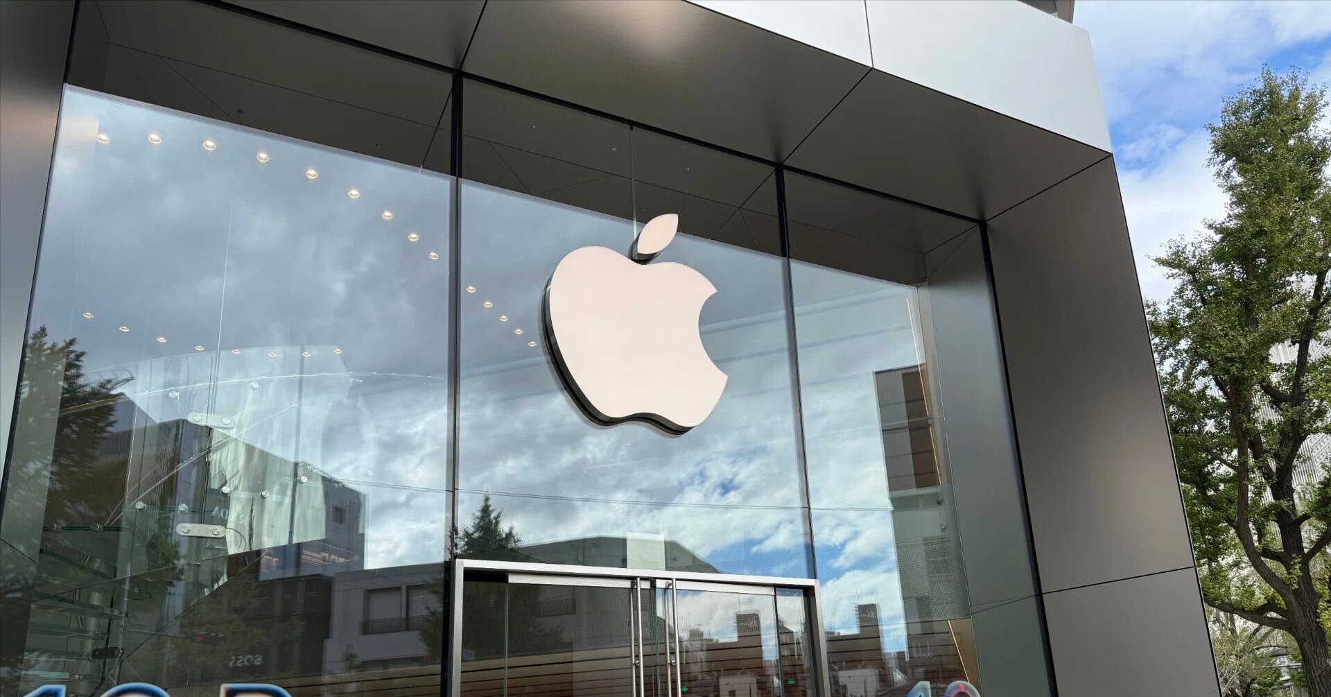Apple iPhone 16e 本体 極美品 カメラ不良 突然iPhone 16eのカメラが故障：Apple Storeで修理の「費用・時間