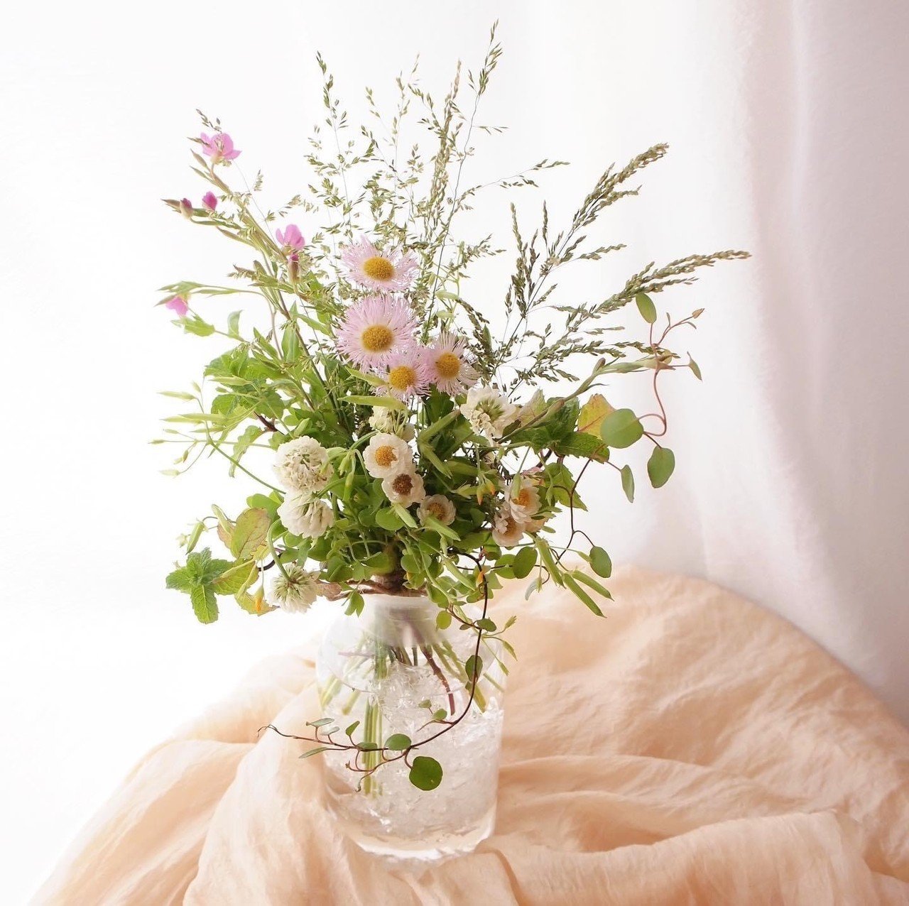 花瓶の中で花をとめる 野の花ちょこっとコツ かなでの巣から Note 花瓶の中で花をとめる 野の花ちょこっとコツ かなでの巣から Note
