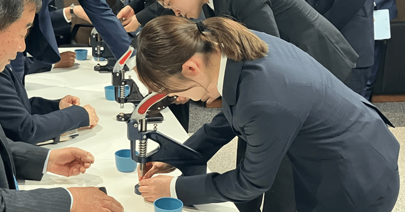 モリトの入社式で“ホックを打つ”理由