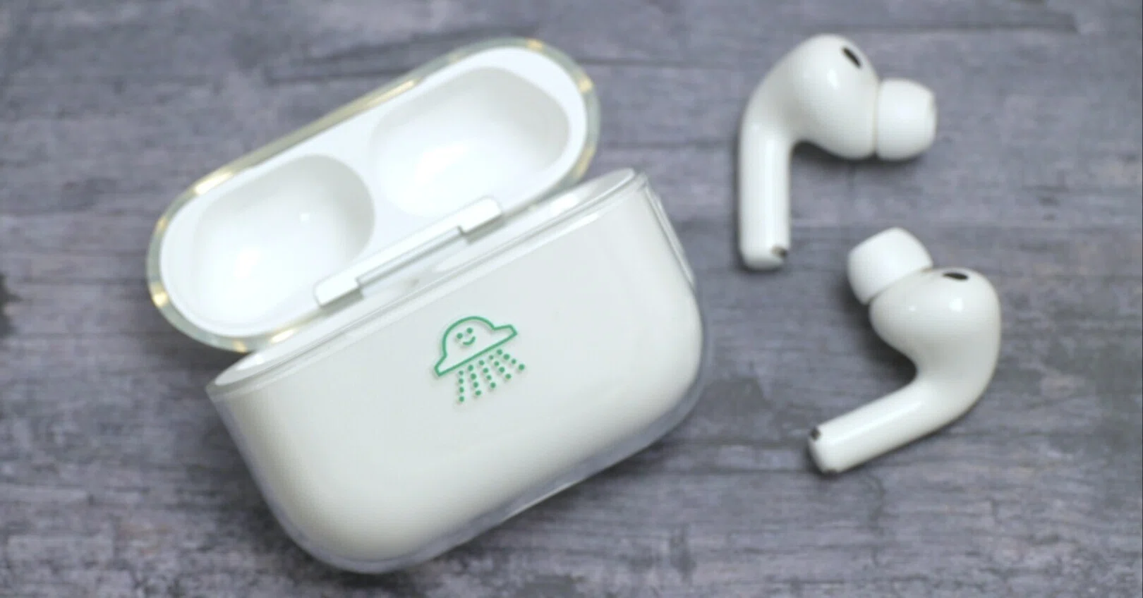 AirPods Pro 3のクリアケースを買ってシールでデコってみた。｜ろんす