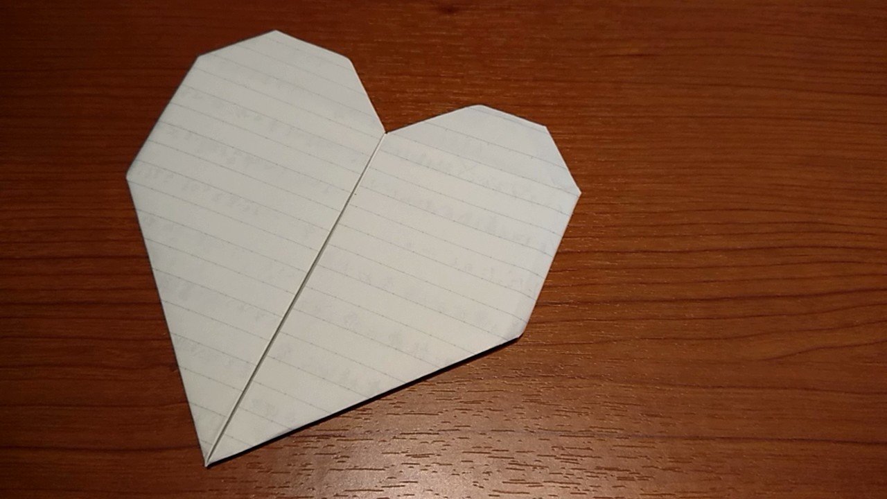 ハートに折った手紙 中学時代 手紙交換の際によく折ったものです 今でもプレゼントに添えるお手紙 で活躍します が 贈り相手が元に戻せないことがあるのが玉にキズ 笑 ほめられギフト帳 こうのひろこ Note